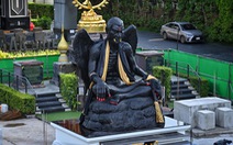 Người dân Bangkok yêu cầu di dời một bức tượng lạ