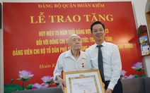Nhà báo Thái Duy nhận huy hiệu 75 năm tuổi Đảng