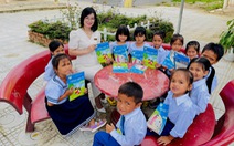 Cô giáo vùng cao dùng tiền tiết kiệm tặng sách giáo khoa cho học trò