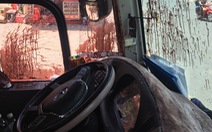 Công an xác minh vụ xe chở du khách bị tạt mắm tôm ở Đà Lạt