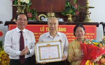 Bí thư Nguyễn Văn Nên trao huy hiệu Đảng cho ông Huỳnh Đảm