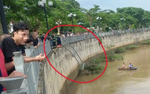 Ô tô tông gãy lan can rơi xuống sông Đồng Nai, tài xế thoát chết