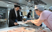 Tổng thống, Thủ tướng Hàn Quốc ăn cá sống để trấn an người dân
