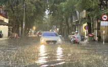 Chỉ một trận mưa lớn đầu mùa, thành phố Quảng Ngãi ngập bủa vây