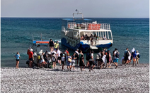 Hy Lạp cung cấp kỳ nghỉ miễn phí cho du khách bị ảnh hưởng cháy rừng