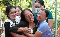 Gia đình, láng giềng đội mưa đón liệt sĩ Lê Ánh Sáng về đất mẹ