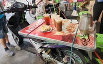 Quán cà phê biến xe máy của khách thành bàn uống nước