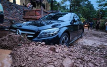 Đã giải cứu hàng loạt ô tô kẹt trong bùn đất ở Sóc Sơn
