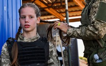 Nữ quân nhân Ukraine có đồng phục mới sau thời gian mặc tạm của nam