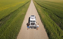 Cặp đôi đi vòng quanh thế giới bằng Land Rover