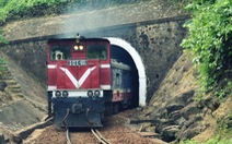 Đá rơi trong hầm đường sắt khiến phải dừng tàu Bắc - Nam, có nguy cơ mất an toàn?