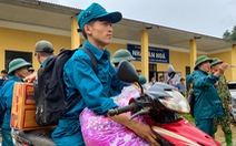 Dân quân, thanh niên chở gạo, chăn ấm cho vùng bị cô lập do mưa lũ ở Mù Cang Chải