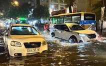 Mưa kéo dài 1 tiếng, điểm nóng ngập lụt Đà Nẵng lênh láng nước