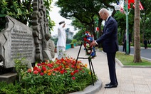 Tổng thống Joe Biden đặt hoa tại phù điêu cố Thượng nghị sĩ John McCain