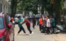 Tạm đình chỉ học với ba nữ sinh lớp 9 đánh nhau trên phố