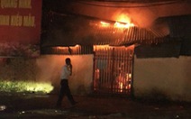 Cháy chợ, người dân dùng máy xúc phá tường xông vào dập lửa