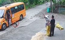 Cún cưng mừng khôn xiết khi thấy cậu chủ đi học về