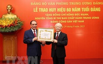 Nguyên Tổng bí thư Nông Đức Mạnh nhận huy hiệu 60 năm tuổi Đảng