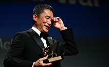 Lương Triều Vỹ bật khóc khi nhận giải Thành tựu trọn đời tại Liên hoan phim Venice