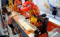 Chủ tiệm vàng tươi cười lấy tiền cho đội lân vào nhà
