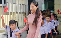 Thầy cô đi thuyền dự lễ khai giảng ở đảo Trí Nguyên