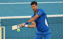 Novak Djokovic đánh hụt bóng tennis khi dùng gậy cricket