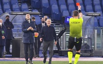 Jose Mourinho rưng rưng nước mắt rời AS Roma sau khi bị sa thải