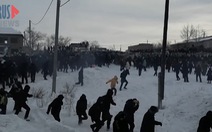 Người biểu tình ở Nga tấn công luôn cảnh sát chống bạo động