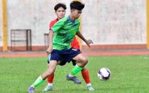 Cầu thủ U19 Cần Thơ giơ 'ngón tay thối' bị trả về nhà