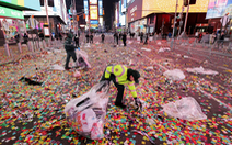 Cách New York dọn núi rác thải 50 tấn sau giao thừa ở quảng trường Thời Đại