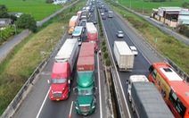 Cao tốc TP.HCM - Trung Lương hướng về miền Tây kẹt cứng vì hai vụ tai nạn liên tiếp