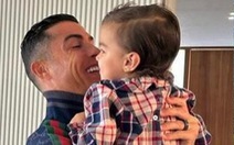 Tình cha ấm áp của Ronaldo dành cho các con