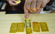 Giá vàng quay đầu giảm mạnh, ‘nóng’ giá USD thị trường tự do