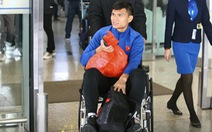 Hậu vệ đội tuyển Việt Nam về nước trên xe lăn