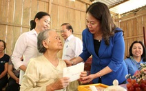 Phó chủ tịch nước Võ Thị Ánh Xuân tặng 600 phần quà Tết cho người dân Bến Tre