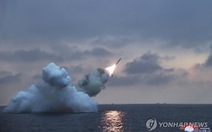 Ông Kim Jong Un trực tiếp chỉ đạo phóng thử nghiệm tên lửa từ tàu ngầm mới