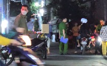 Một người đàn ông ngồi trên xe máy ngã xuống chết bất thường ở Bình Tân