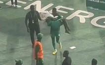 Sao trẻ Senegal khóc ngất, được ẵm về phòng sau thất bại ở AFCON