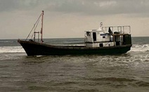 ‘Tàu ma’ có chữ Trung Quốc trôi dạt vào bờ biển Quảng Trị