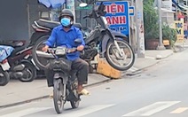 Xe máy 'cõng' hàng cồng kềnh chạy bon bon trên đường