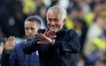 Mourinho lại mỉa mai trọng tài sau khi nhận thẻ đỏ