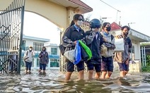 Học sinh Bạc Liêu bì bõm đến trường trong ngày triều cường dâng cao