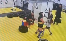 Cười sảng với tuyệt chiêu kickboxing của bé trai