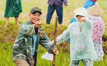 Nông dân Quảng Nam túm tụm đào lỗ đổ nước, rượt bắt chuột đồng