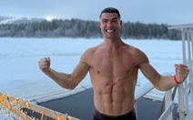 Cristiano Ronaldo tắm hồ băng giá gần Bắc Cực đón Giáng sinh