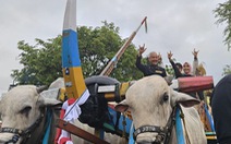 Ứng viên tổng thống Indonesia cưỡi xe bò gặp dân trước ngày bỏ phiếu