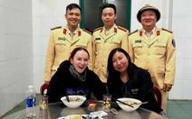 2 du khách nước ngoài gặp tai nạn, được CSGT hỗ trợ, mời ăn cơm tất niên