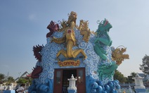 Khách du lịch đổ về thăm chùa 'chín đầu rồng' năm Giáp Thìn
