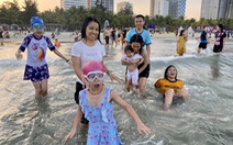 Các bãi biển Đà Nẵng đông đúc người tắm dịp đầu năm