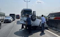 Va chạm xe tải, ô tô 5 chỗ phơi bụng trên cao tốc TP.HCM - Trung Lương